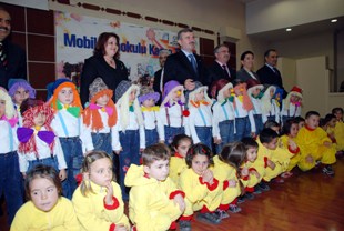 Akyürek miniklere karnelerini verdi