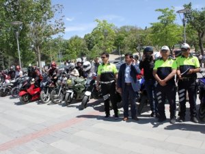 Motosiklet sürücülerine kask dağıtıldı