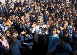 Dersliklerin yarısı hayırseverlerden