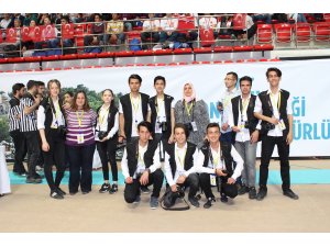 Gazetecilik öğrencileri arkadaşlarını fotoğrafladı