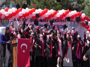 Beyşehir'de öğrencilerin mezuniyet heyecanı