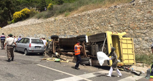 Muğla'da Uçurumdan Yuvarlanan Otobüs Alt Yoldaki Araçların Üstüne Düşmüş