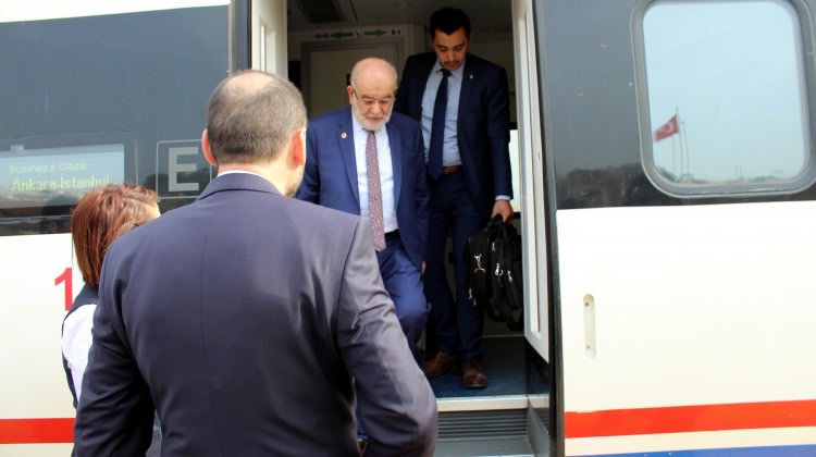 Temel Karamollaoğlu eleştirdiği YHT'ye bindi