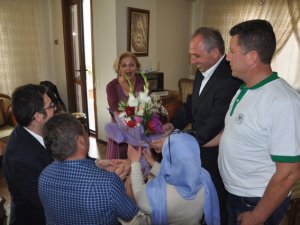 Yurttaki evlatları "hemşire annelerini" unutmadı