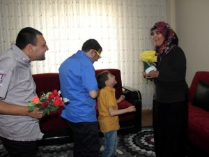 Zihinsel engelli çocuklarına 21 yıldır bebek şefkatiyle bakıyor