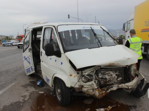 Konya'da otomobil ile minibüs çarpıştı: 8 yaralı