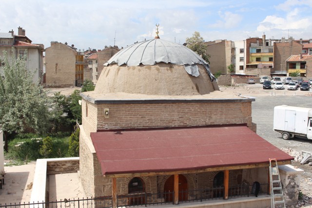 Tarihi Mescidi soydular