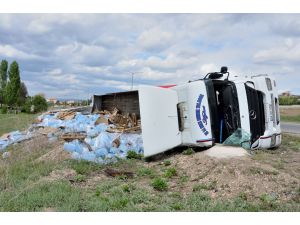 Tır devrildi 27 ton pet şişe tarlaya saçıldı