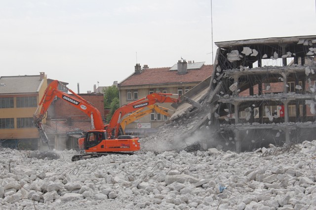 Sahip Ata Otoparkı yıkıldı