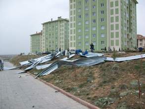 Şiddetli rüzgar çatı uçurdu