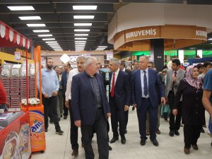 Adese üçüncü hipermarketini açtı