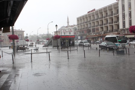 Şehir telaşesine Sağanak molası