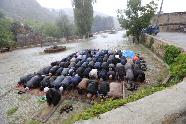 Duasını yaparken yağmura yakalandılar