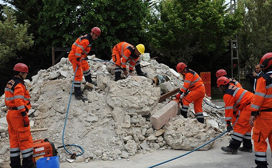İtfaiyede Mesleki Yeterlilik İçin Yapılan Tatbikat Soluk Kesti