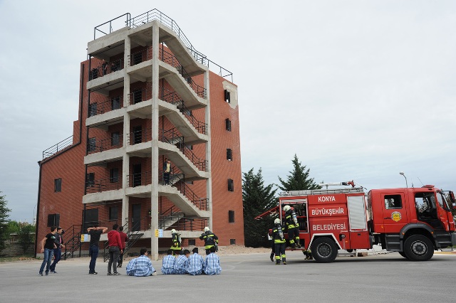 İtfaiyede mesleki yeterlilik için yapılan tatbikat soluk kesti