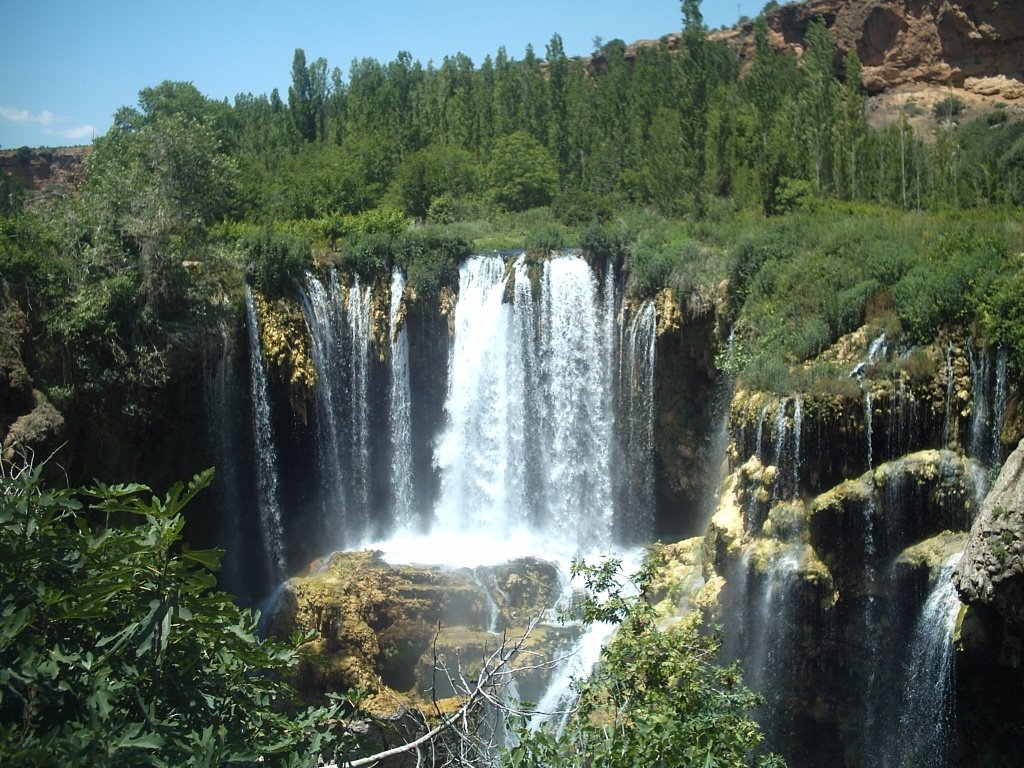 Fotoğraf çekerken şelaleye düşen kişi öldü