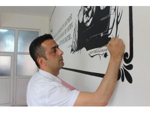 Okulun duvarlarına şehitlerin portrelerini yaptı