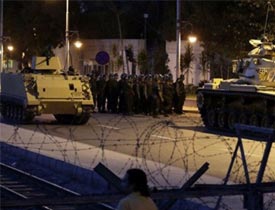 Cuntacı komutandan alçak emir: Ezin geçin...