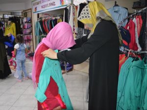 Dost Eli Derneği ihtiyaç sahibi öğrencileri giydirdi