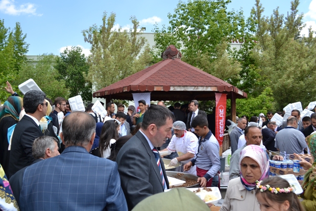 Şakalak genç mühendislerin sevincine ortak oldu
