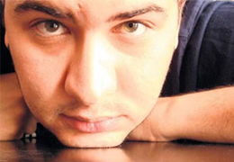 Sen misin evde çoraplı gezen?