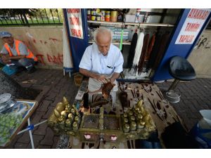 Giyemeyeceği ayakkabıları boyuyor