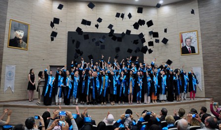 NEÜ Sağlık Bilimleri Fakültesi ilk mezunlarını törenle uğurladı