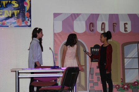 Öğrencilerden İngilizce tiyatro