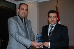 BEM-BİR-SEN’den Tuzcuoğlu’na plaket