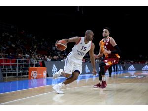 Anadolu Efes  yarı finalde