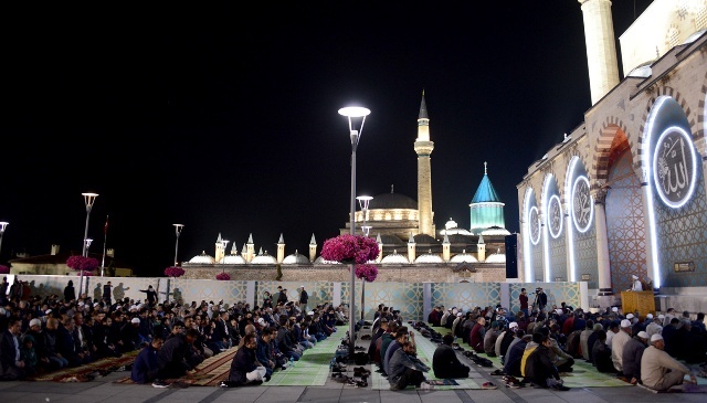 Mescid-i Aksa İmamı İkrimavi Mevlana Meydanı'nda Teravih kıldırdı