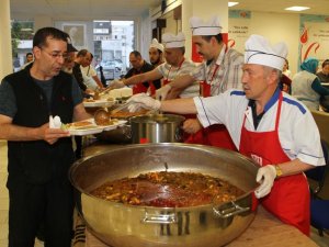 Almanya'da toplu iftar verilen camilere yoğun ilgi