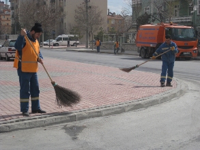 Belediye cadde ve sokakları temizliyor