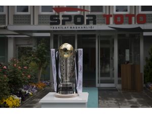 Şampiyonluk kupası sahibine götürülüyor