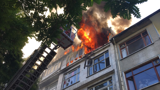 Konya'da binanın çatısında yangın