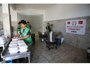 İHH, Suriye'de her gün 50 bin kişiye iftar veriyor
