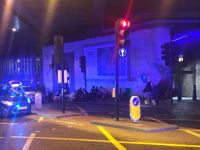 Londra Köprüsü'nde bir minibüs kaldırımdaki yayaların üzerine sürüldü