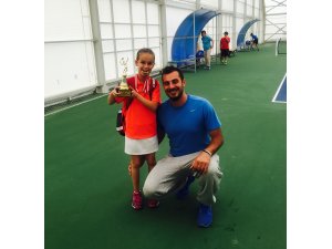 Genç tenisçi ilk turnuvasında şampiyon oldu