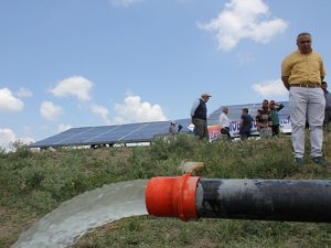 Çiftçiler için taşınabilir güneş enerjili sulama sistemi üretti
