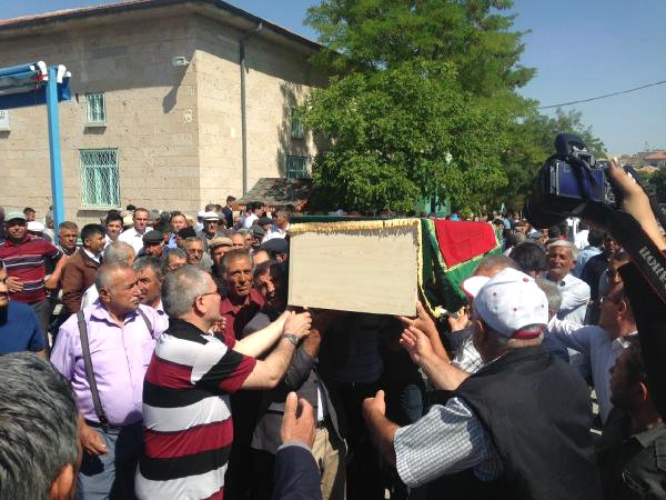 Hakkari'de Evinde Ölü Bulunan Genç Doktor, Toprağa Verildi