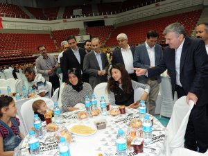 Akyürek şoförlerle iftar yaptı