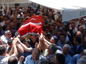 Gölete atlayan kadını kurtarırken boğulan kişi toprağa verildi