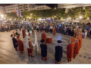 Tunus caddelerinde mehter sesi yankılandı