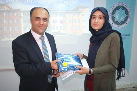 Başkan Özaltun'dan okul derecesi yapan öğrencilere tablet