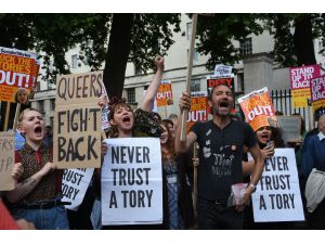 İngiltere'de Başbakan May protesto edildi