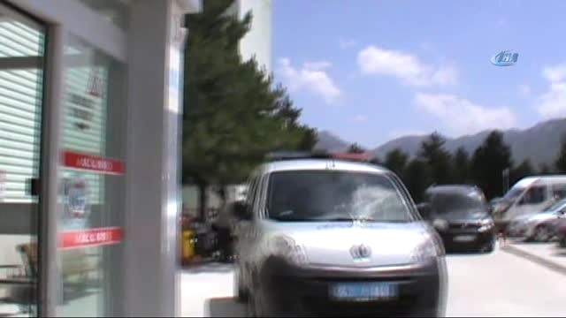 Eski eşini boğazından bıçakla yaralayan kişi tutuklandı
