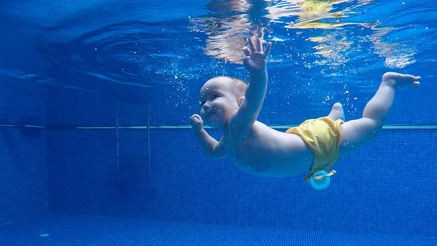 '2 aylık bebeklere yüzme eğitimi'TIKLA&İZLE