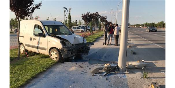 Önce Köpeğe Sonra Direğe Çarpan Aracın Sürücüsü Yaralandı