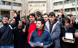 Öğrenciler toplu ulaşımı protesto etti