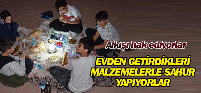 Evden getirdikleri malzemelerle sahur yapıyorlar